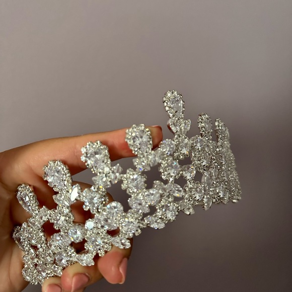 Cubic Zirconia Bridal Tiara / Headpiece/ Crown / Accessory / Wedding - Picture 4 of 8